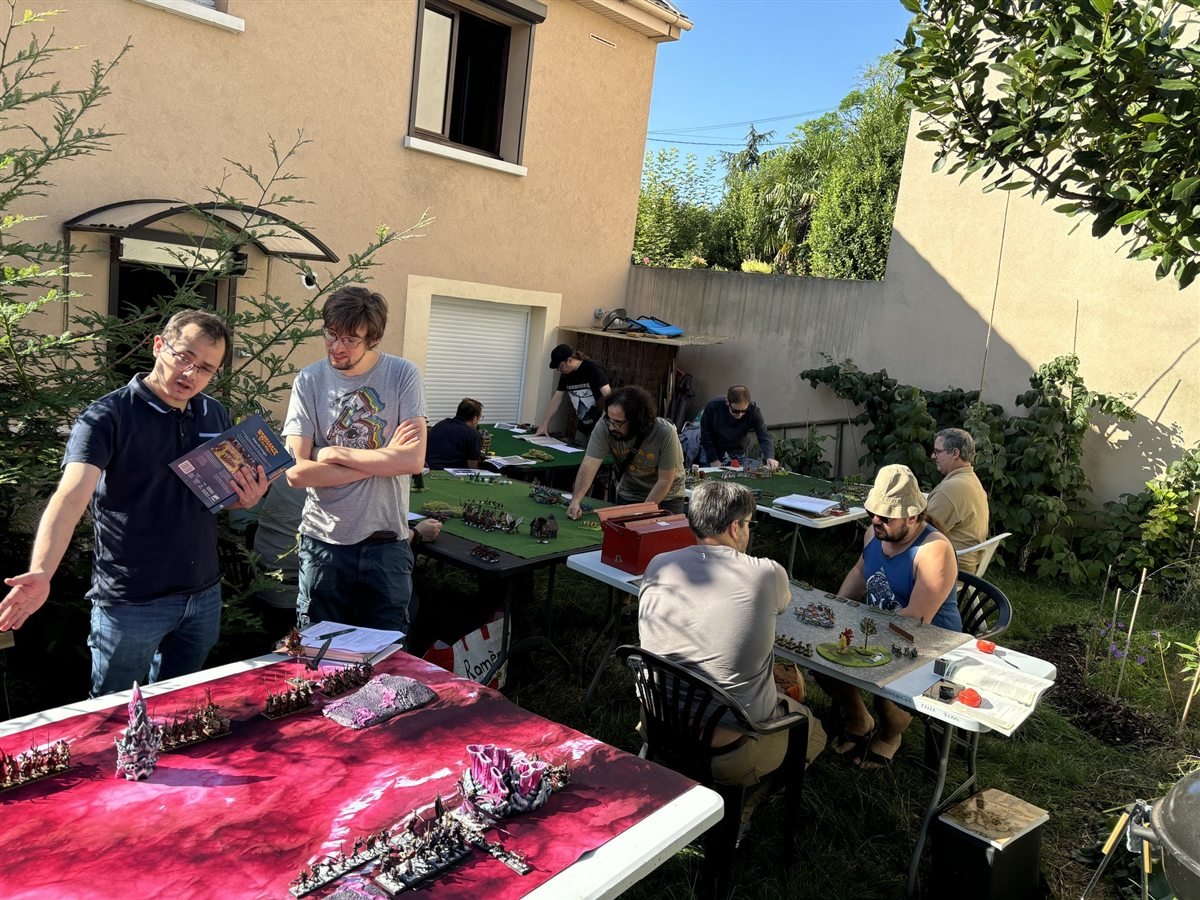 Journee de wargame entre passionnes autour de plusieurs tables de jeu