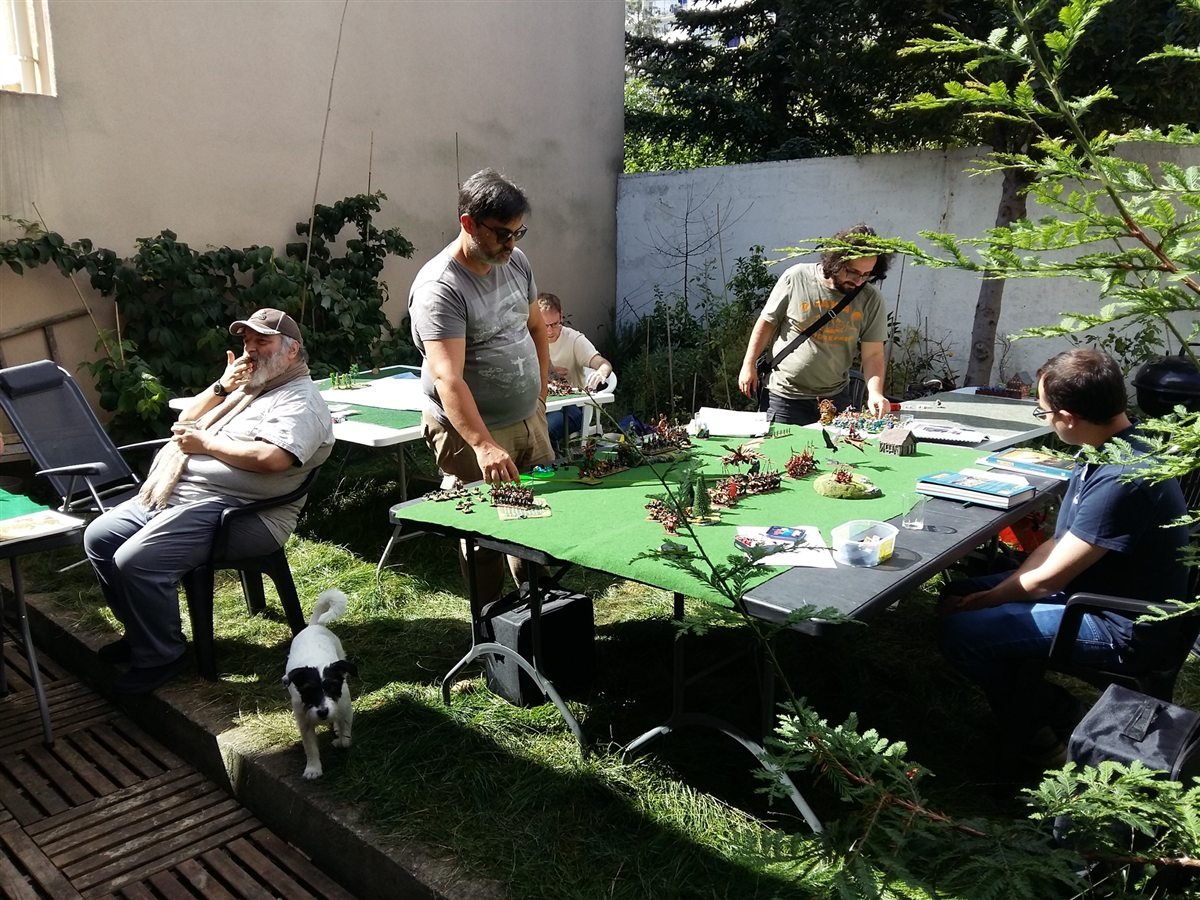 Discussion entre joueurs pendant une partie de figurines