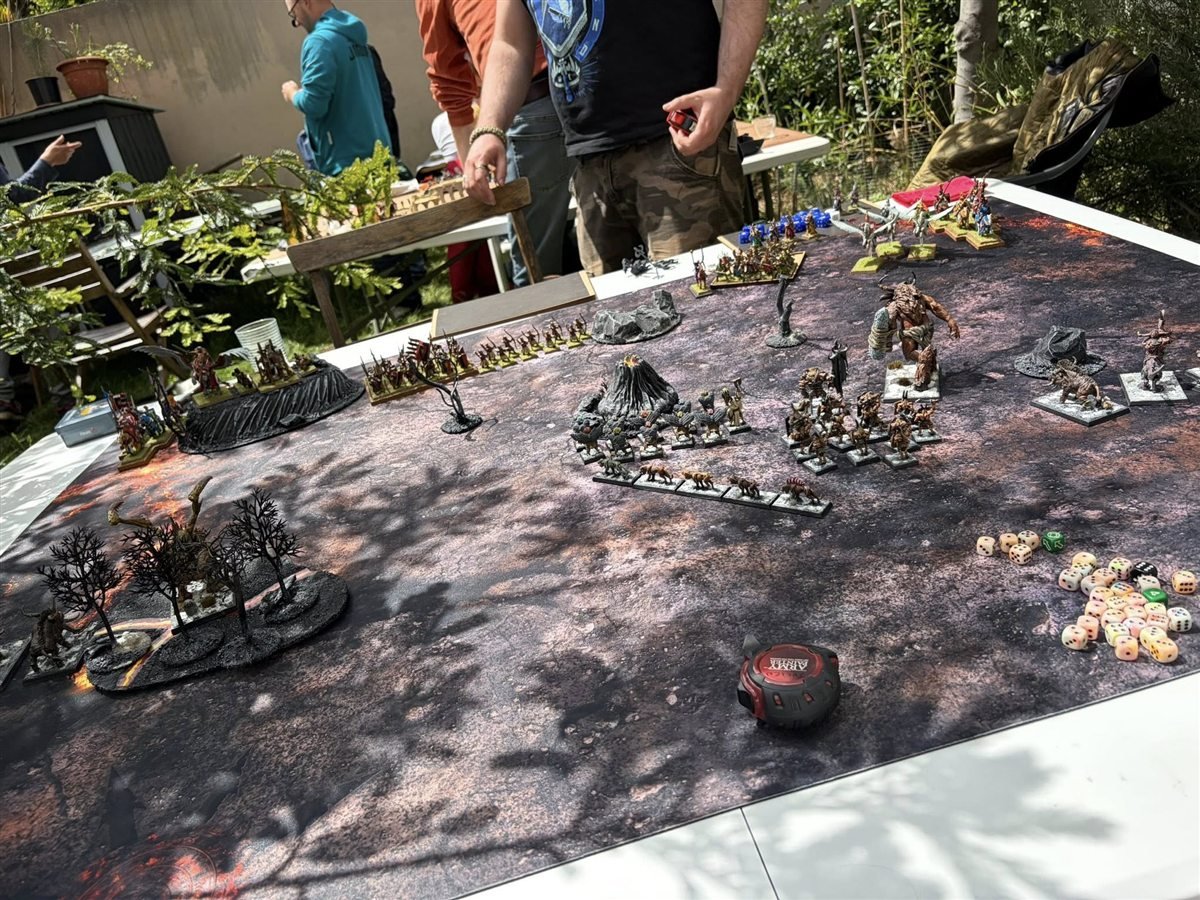 Armee de figurines deployee sur une table de wargame